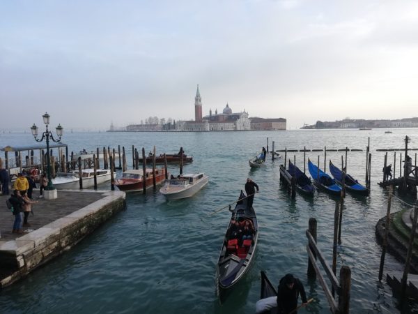 Panorama di Venezia con Gondole