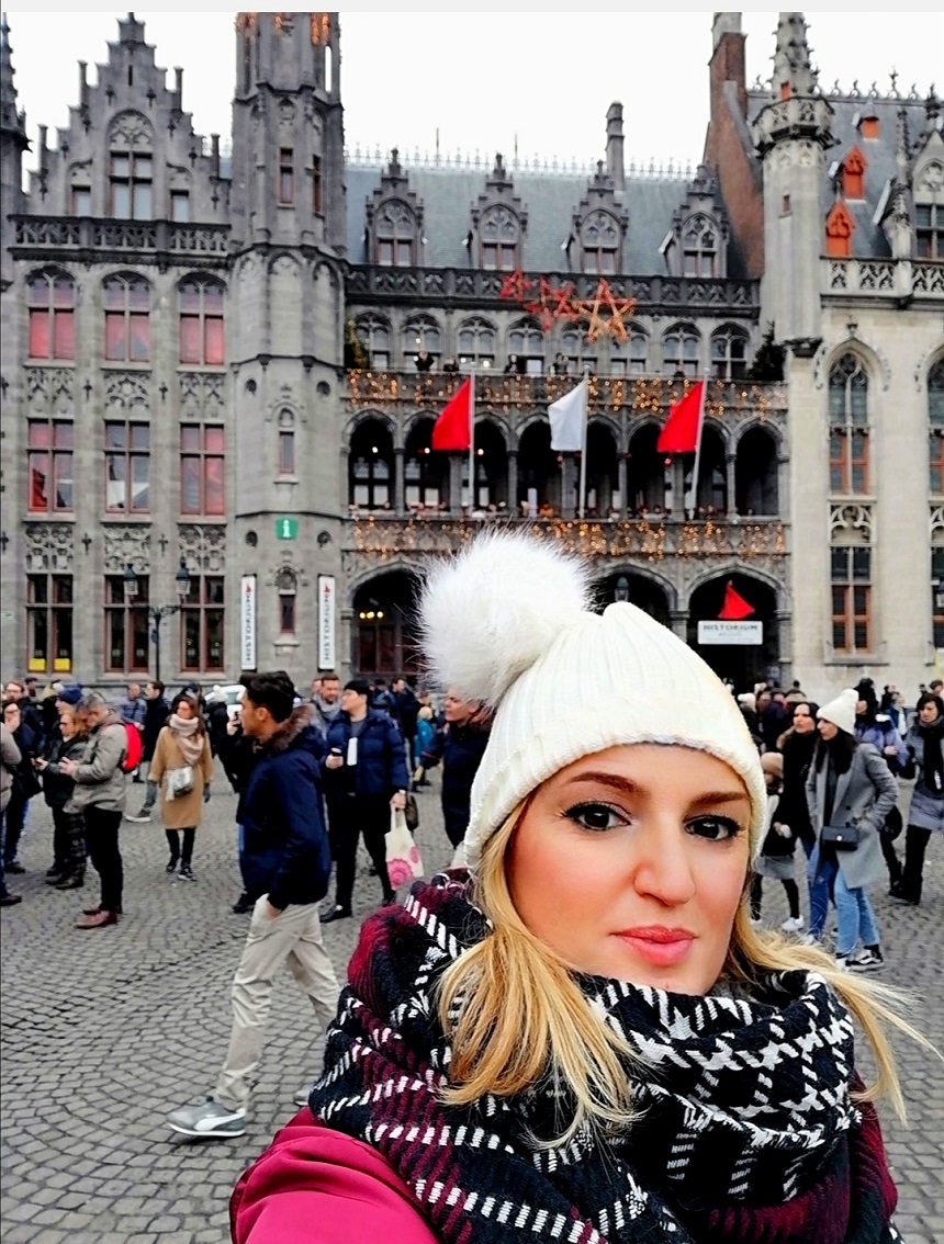 Alessandra nella piazza Burg Bruges cosa vedere sito Fuori Routine