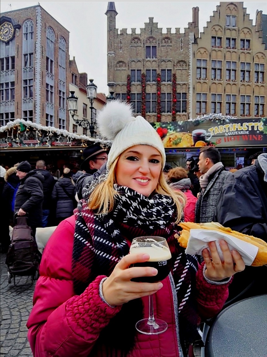 Alessandra con hot dog Markt Bruges cosa vedere sito Fuori Routine