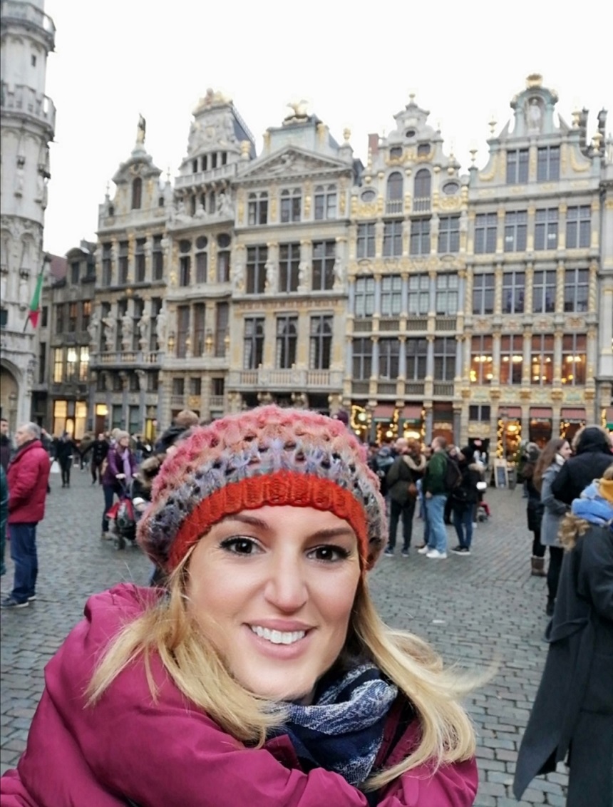 Alessandra nella Grand Place Bruxelles cosa vedere sito Fuori Routine