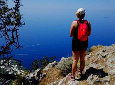 Alessandra sul panorama sentiero degli dei costiera amalfitana sito web Fuori Routine