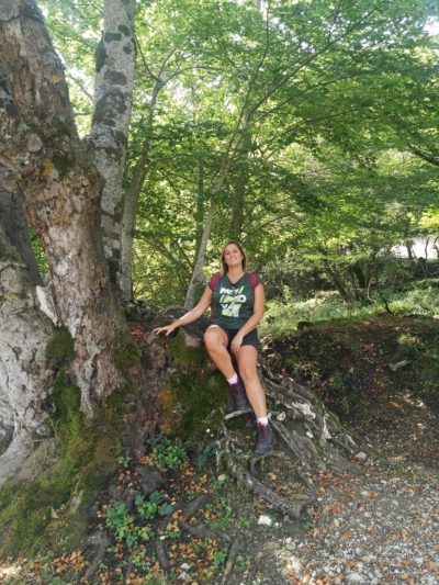 Alessandra seduta su albero Parco Nazionale dAbruzzo Lazio Molise