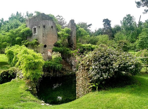 Visita al Giardino di Ninfa castello